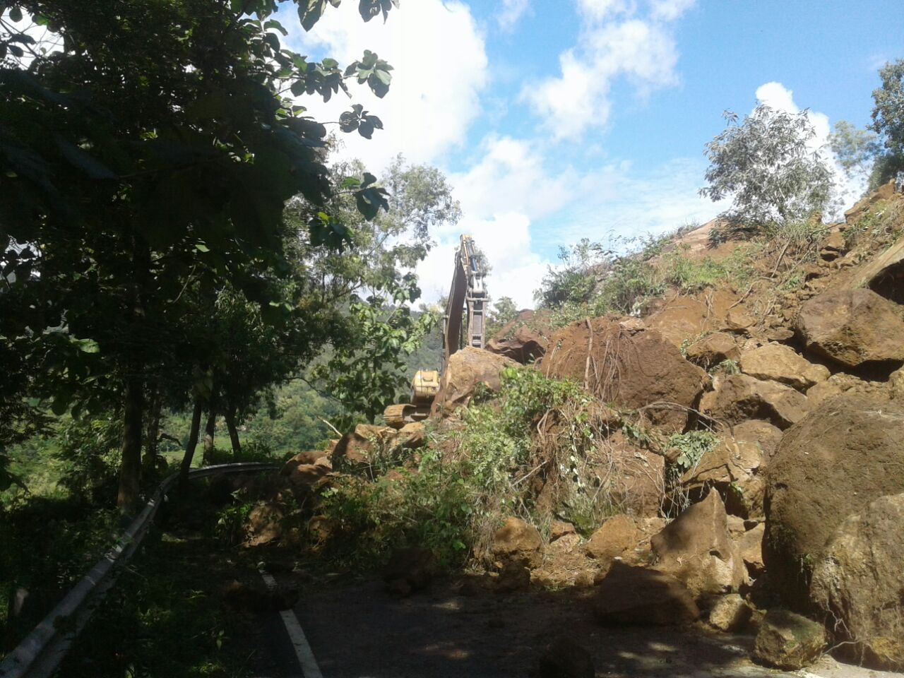 Proses pemindahan longsor yang menyulitkan petugas