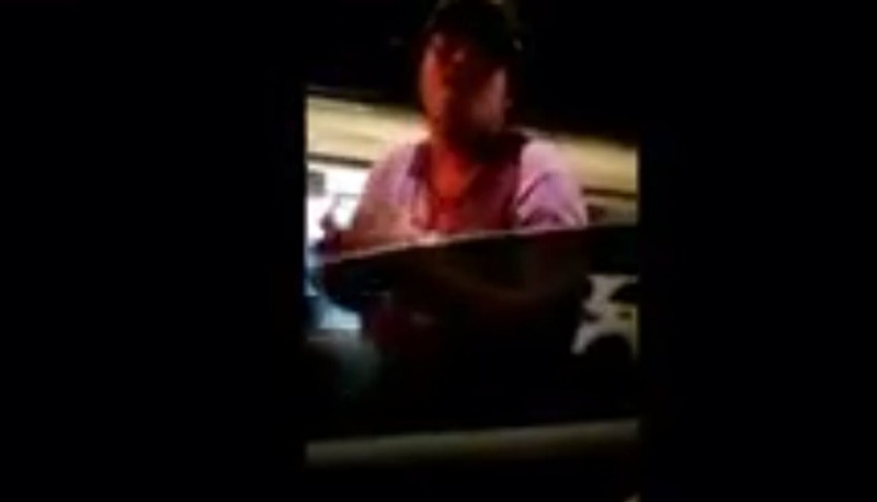 Capture video viral pria peminta uang susu di Surabaya.