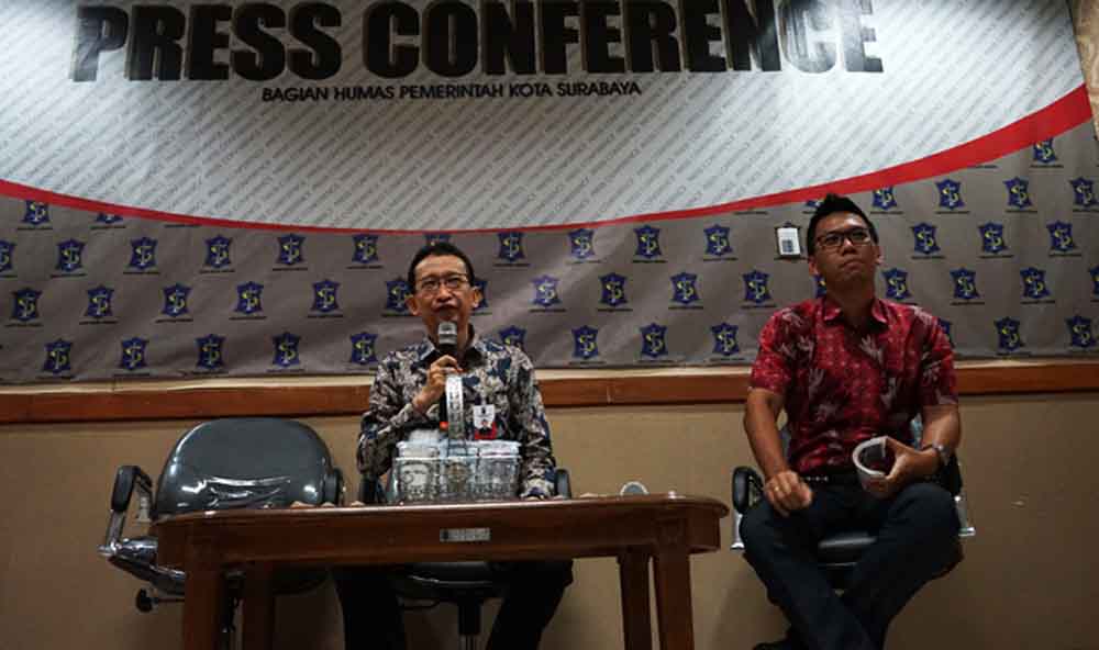 Kepala Badan Pengelolaan Keuangan dan Pajak Daerah (BPKPD) Kota Surabaya Yusron Sumartono (kiri) saat konfrensi pers.