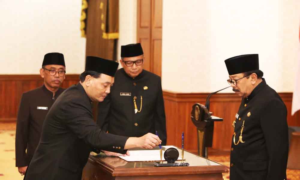 Proses pelantikan Pj Sekda Provinsi Jawa Timur di Gedung Negara Grahadi Surabaya