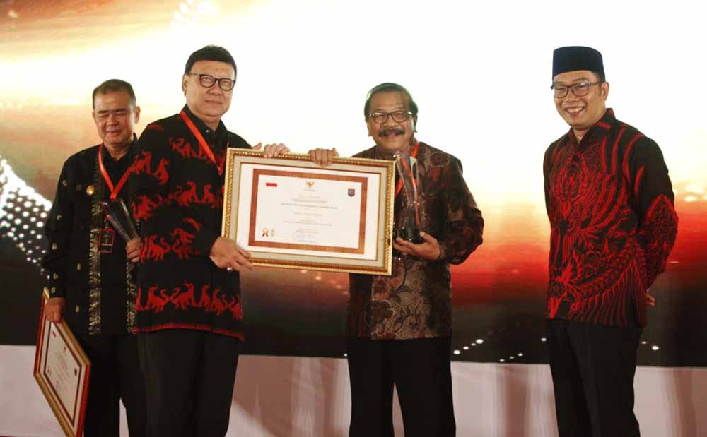 Pakde Karwo saat menerima penghargaan 