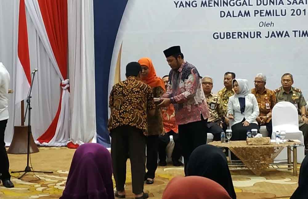 Gubernur Jatim, Khofifah Indar Parawansa bersama Ketua KPU Jatim Choirul Anam saat menyantuni keluarga petugas pemilu
