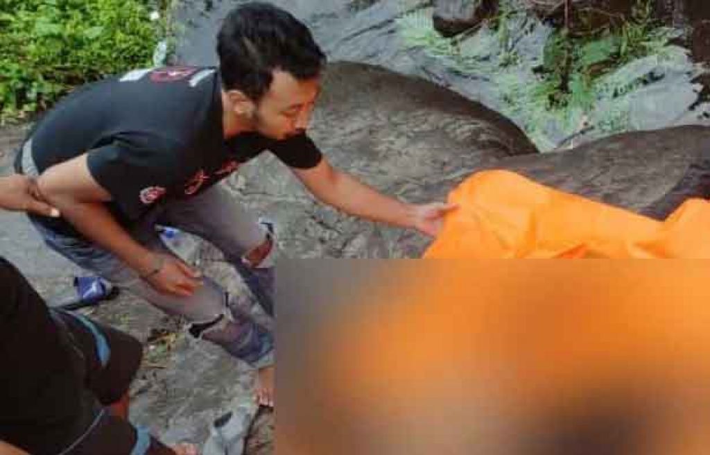 Korban dievakuasi warga di sungai dalam kondisi tidak bernyawa.