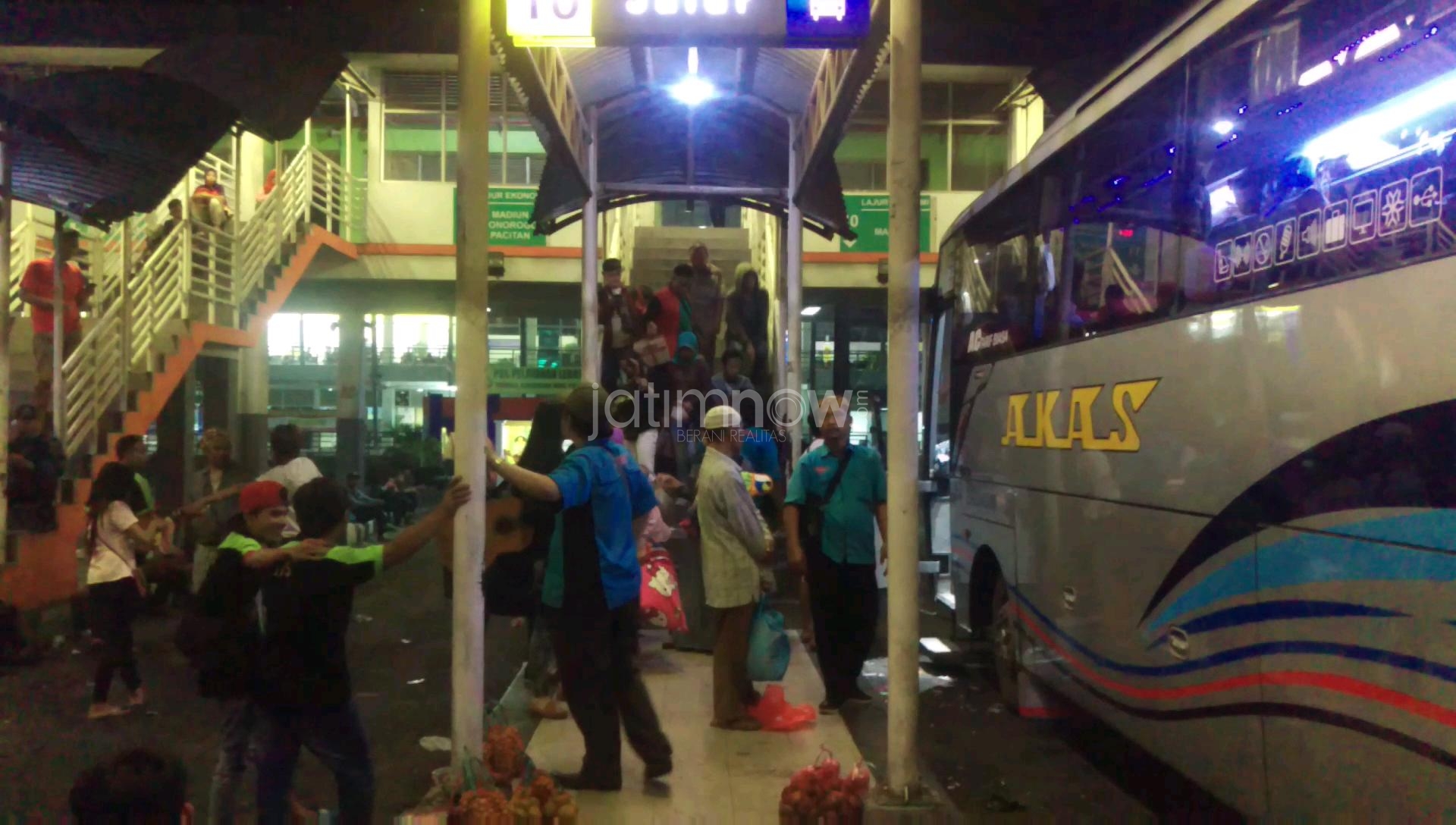 Pemudik saat di Terminal Purabaya/Foto: Arry Saputra