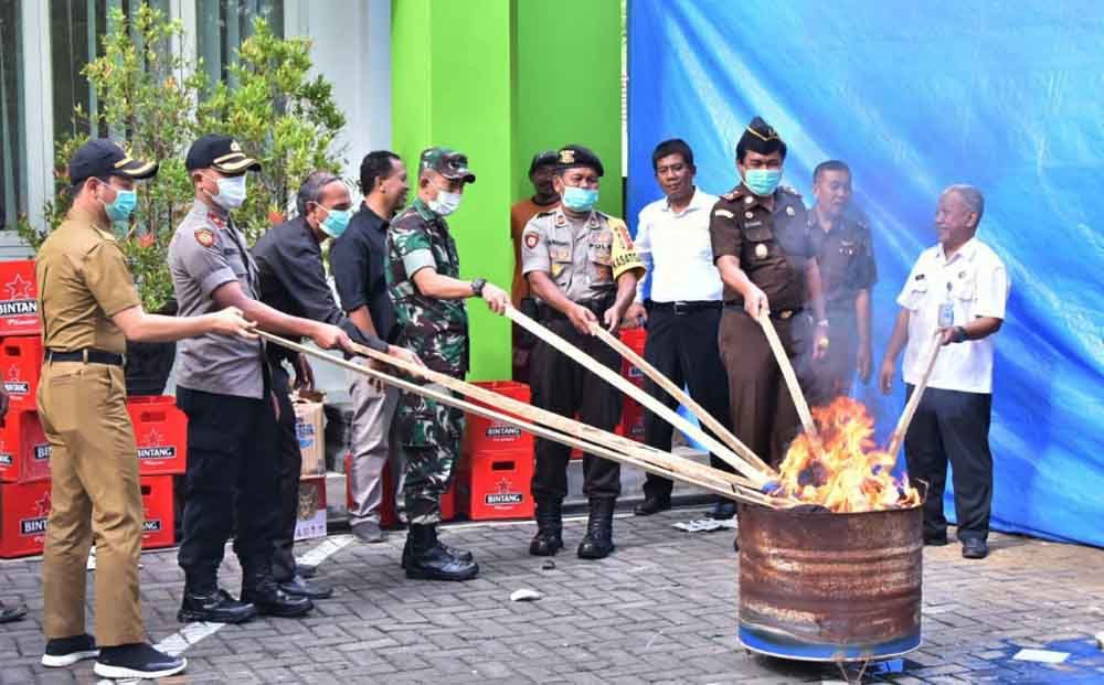Pemusnahan barang bukti di Kejaksaan Negeri Trenggalek