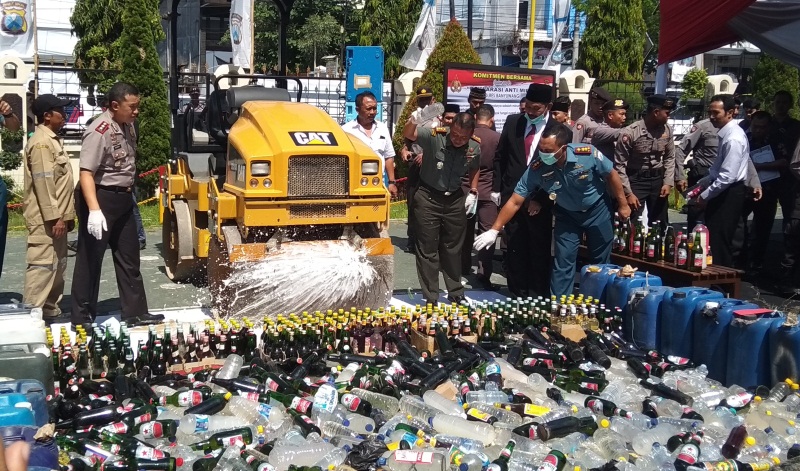 Kapolres Banyuwangi AKBP Donny Adityawarman pimpin pemusnahan miras.