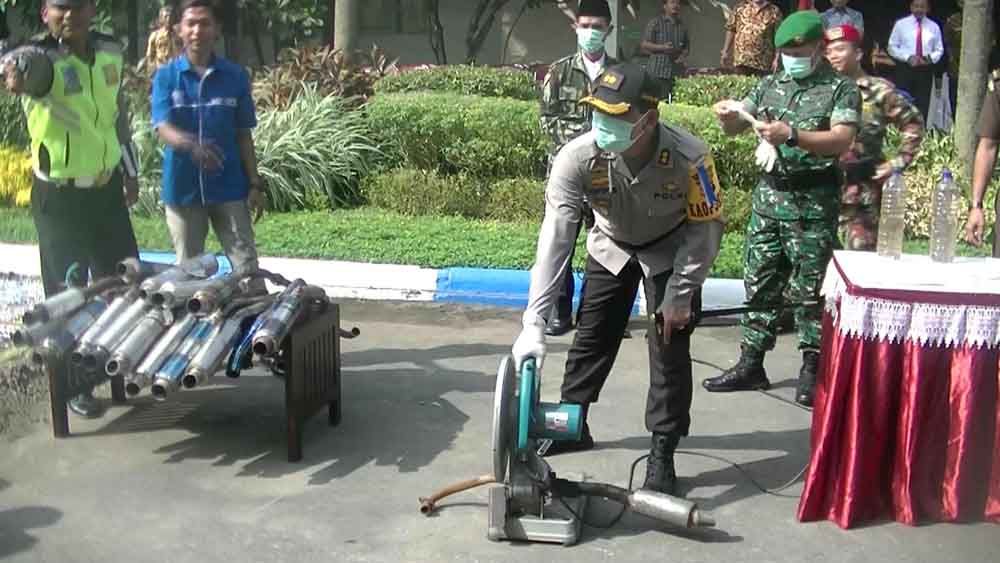 Polisi hancurkan knalpot brong
