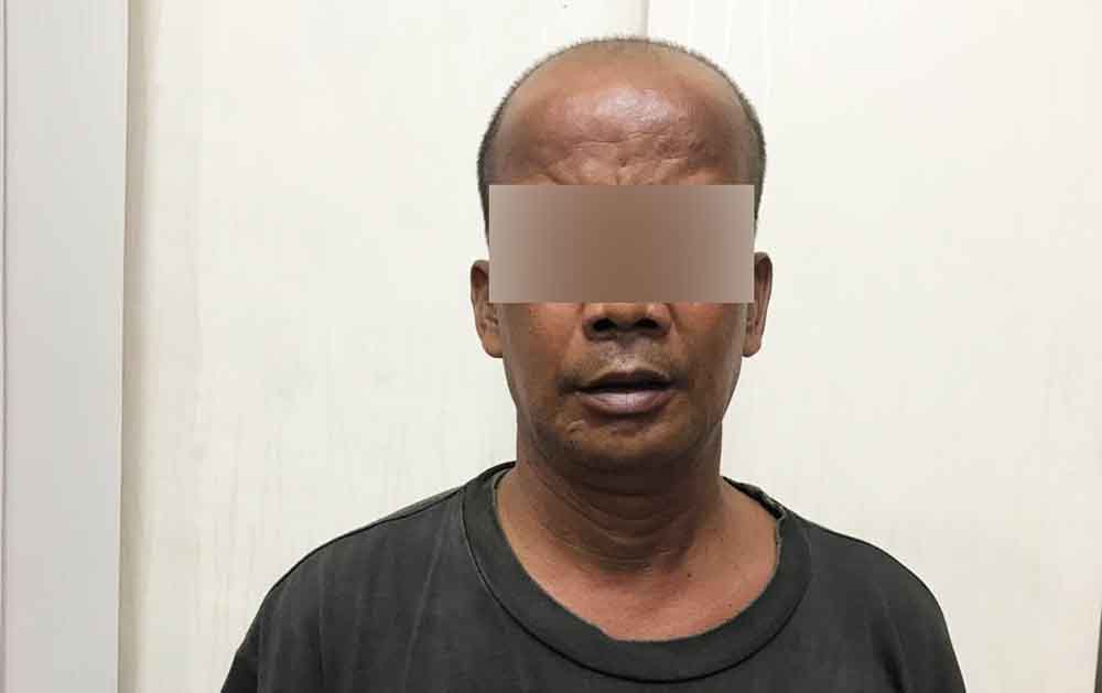 Tersangka pencabulan saat diamankan di Mapolrestabes Surabaya