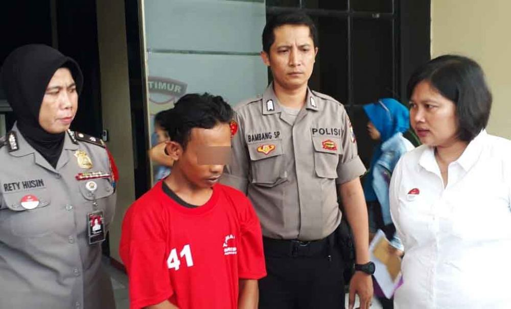 Salah satu pelaku pencabulan saat di Mapolrestabes Surabaya