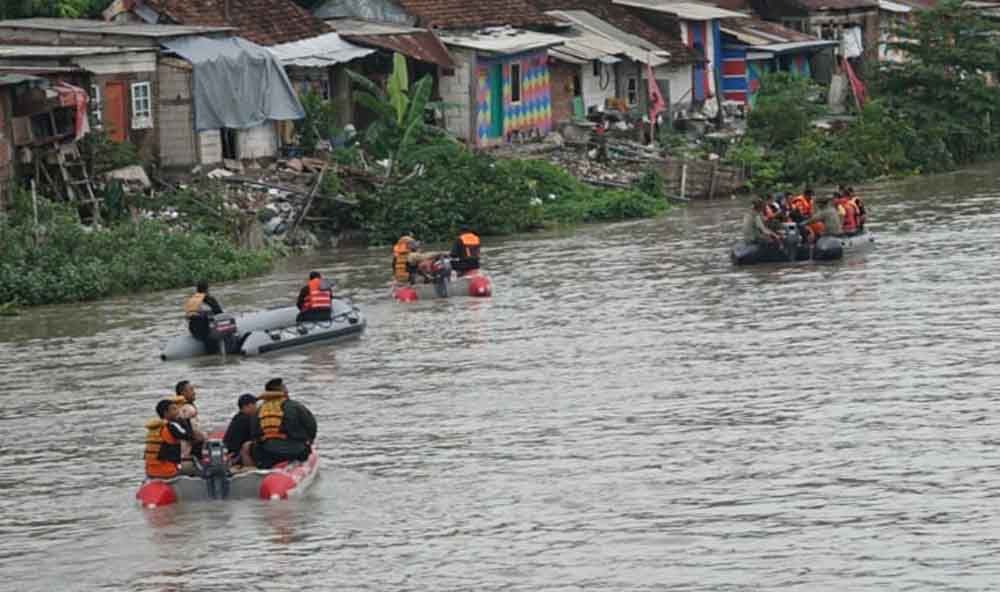 Tim gabungan mencari di Kali Jagir