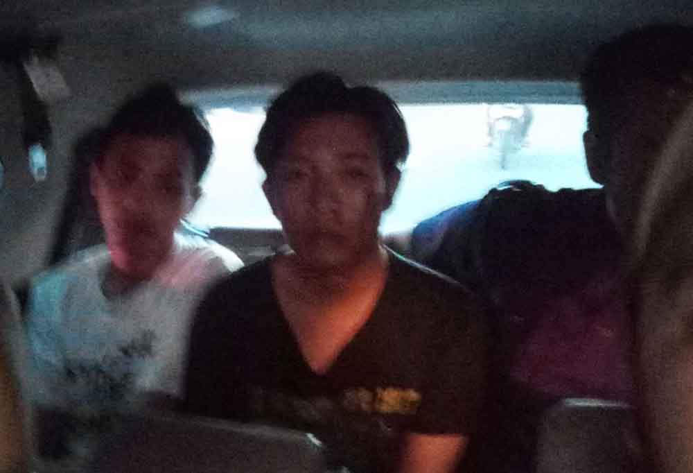 Tersangka saat diamankan anggota Polsek Gubeng.