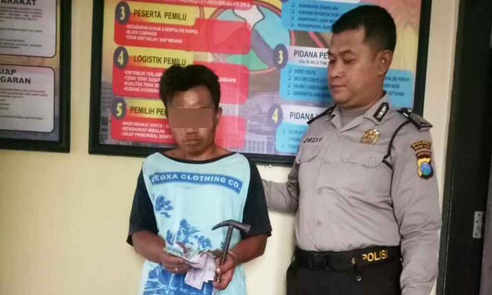 Tersangka saat diamankan di Mapolsek Udanawu, Blitar