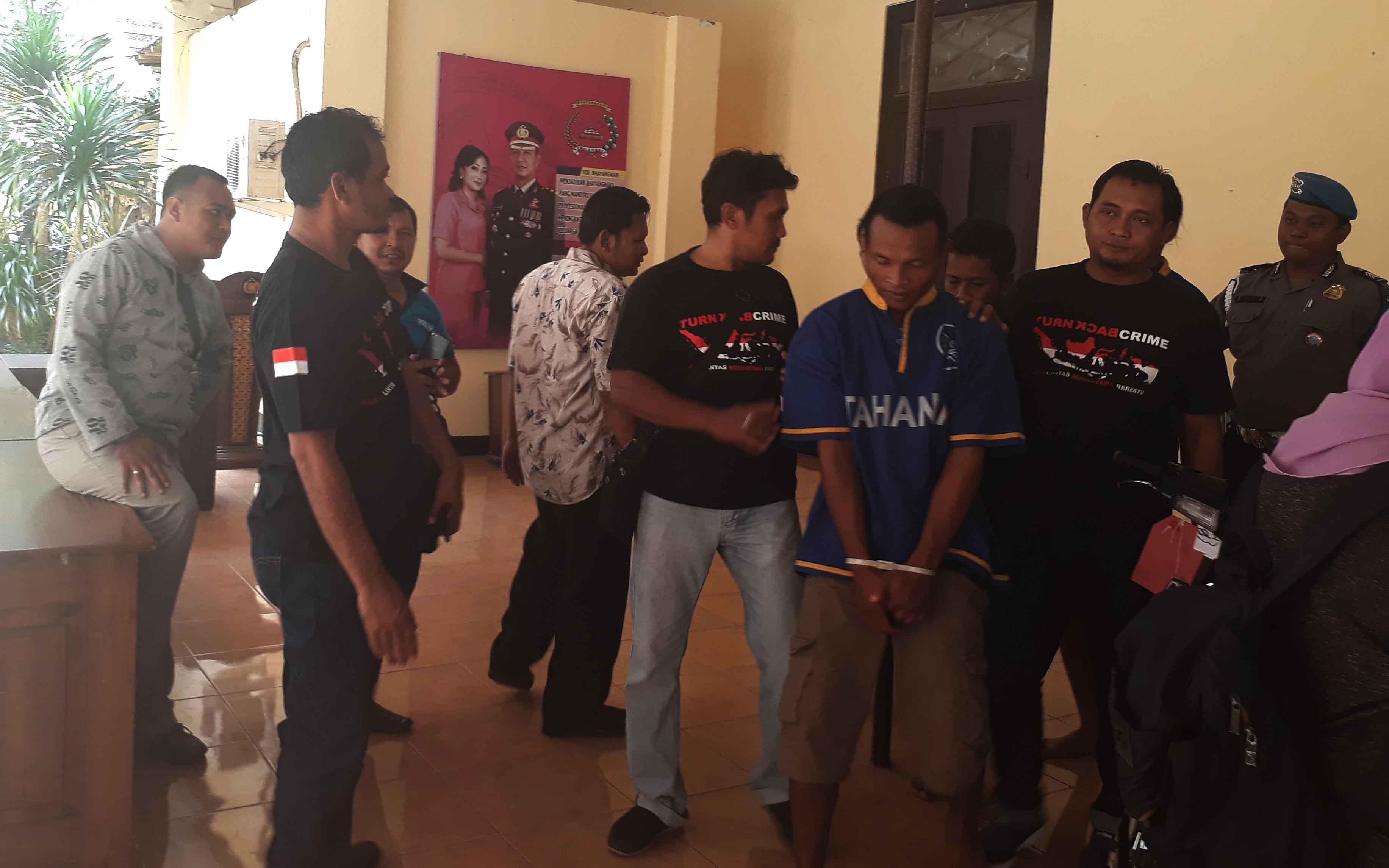 Tersangka saat di mapolres Pasuruan