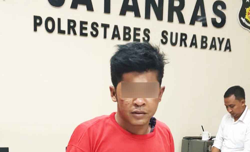 Tersangka saat diamankan di Mapolrestabes Surabaya