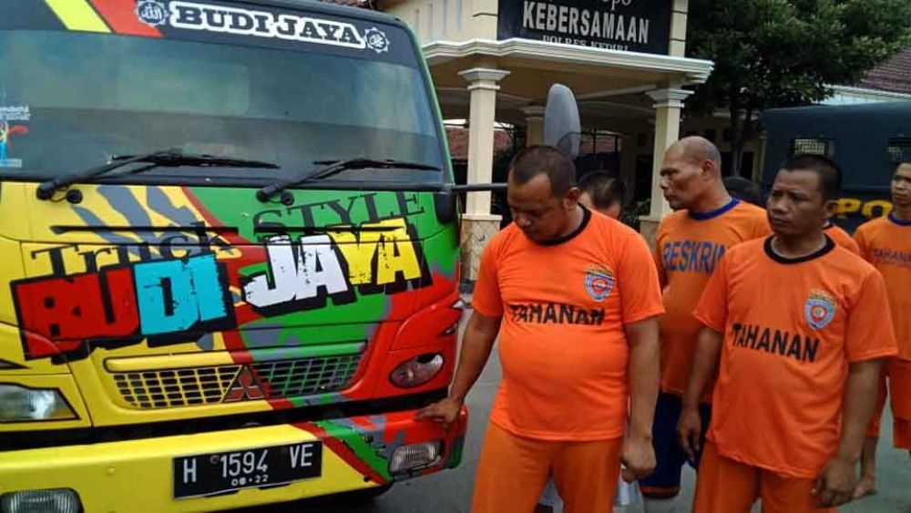 Para tersangka pencuri truk saat di Mapolres Kediri