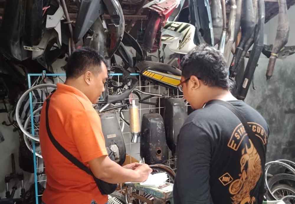Polisi melakukan identifikasi di toko onderdil motor yang diobok-obok pencuri