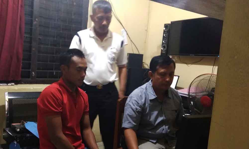 Tersangka saat diinterogasi di Mapolsek Sumbergempol