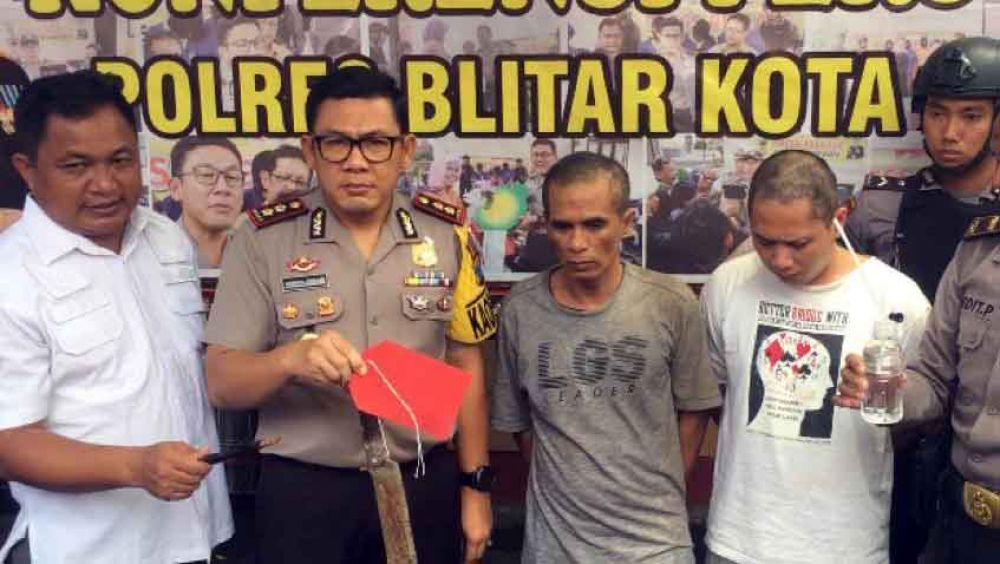  Kapolres Blitar Kota AKBP Adewira Negara Siregar tunjukkan pelaku pencurian