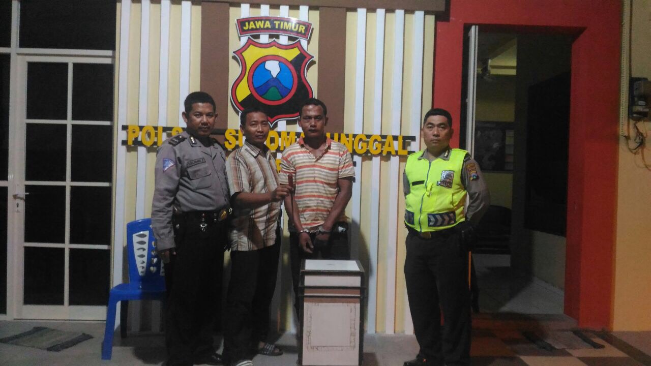 Muhtadi (dua dari kanan) saat diamankan di Mapolsek Sukomanunggal. 