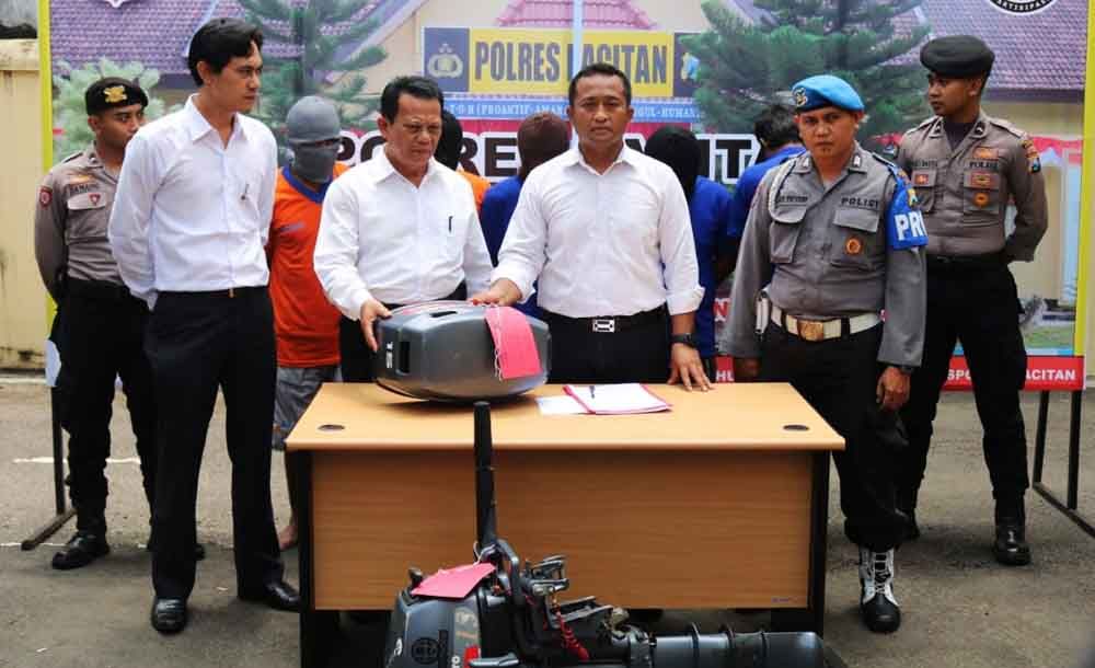 Barang bukti mesin tempel perahu hasil curian