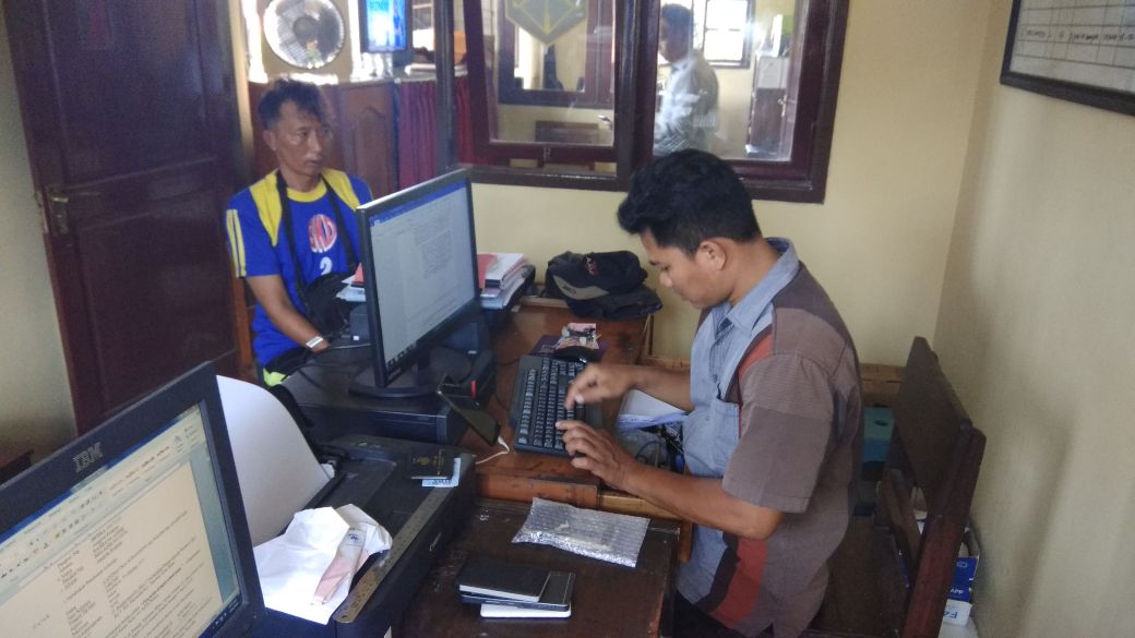 Tersangka saat diinterogasi oleh polisi