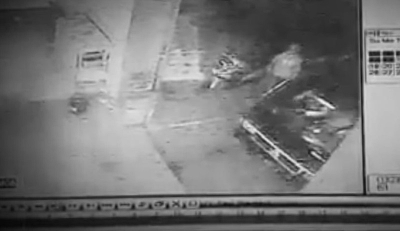 Capture video rekaman CCTV yang merekam aksi komplotan pencuri mobi L300.