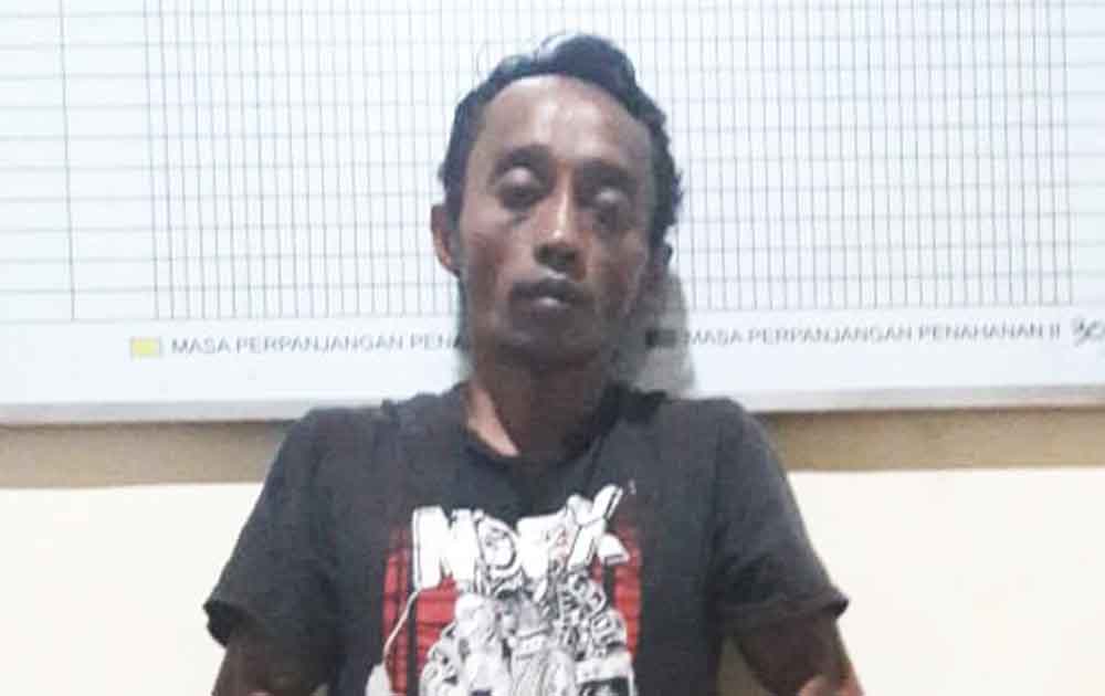 Tersangka saat berada di Mapolsek Rungkut Surabaya