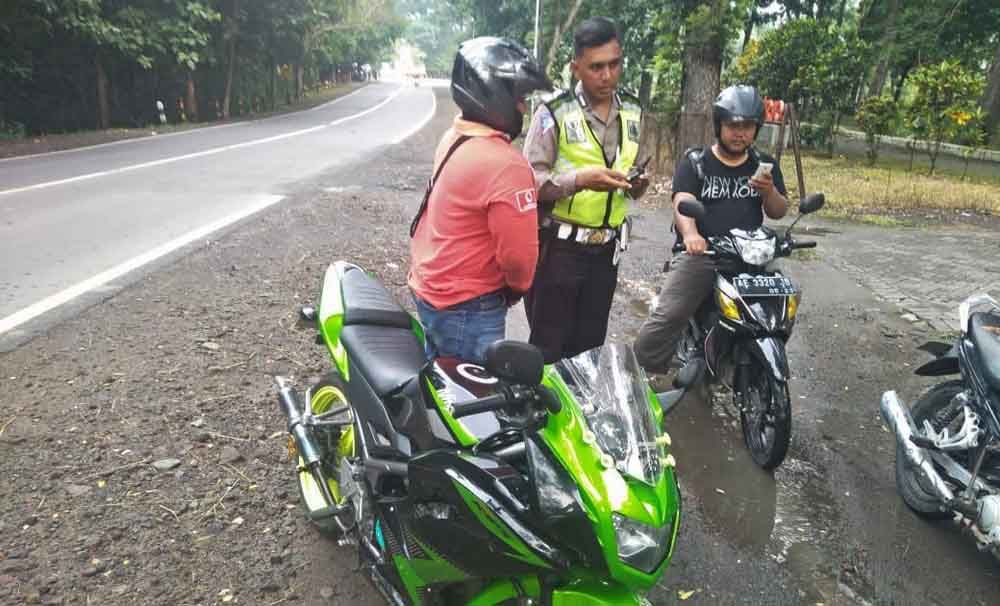 Terduga pelaku pencurian motor saat dihentikan petugas 