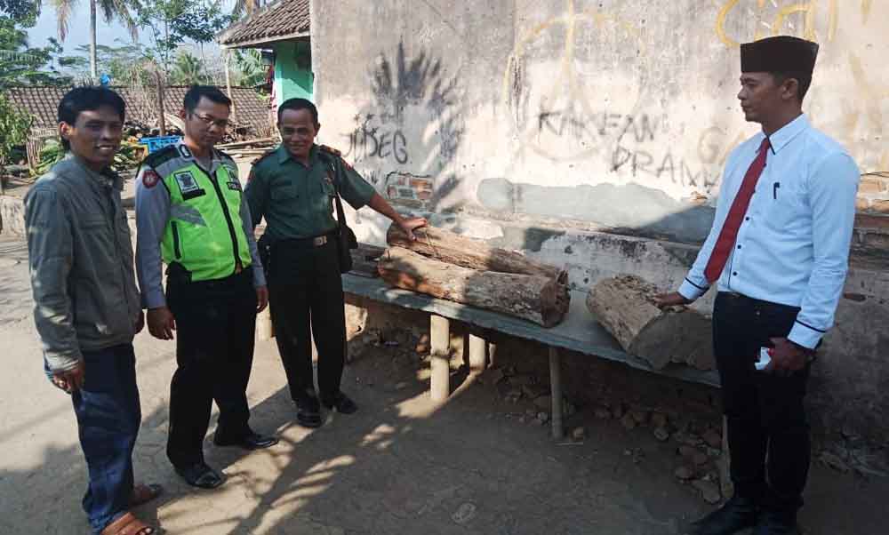 Petani di Malang ini Tertangkap saat Curi 3 Batang Kayu Sono
