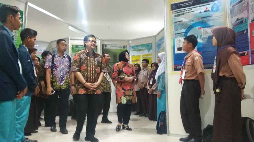 Wali Kota Surabaya bersama Kepala Dinas Pendidikan sedang melihat hasil karya para siswa