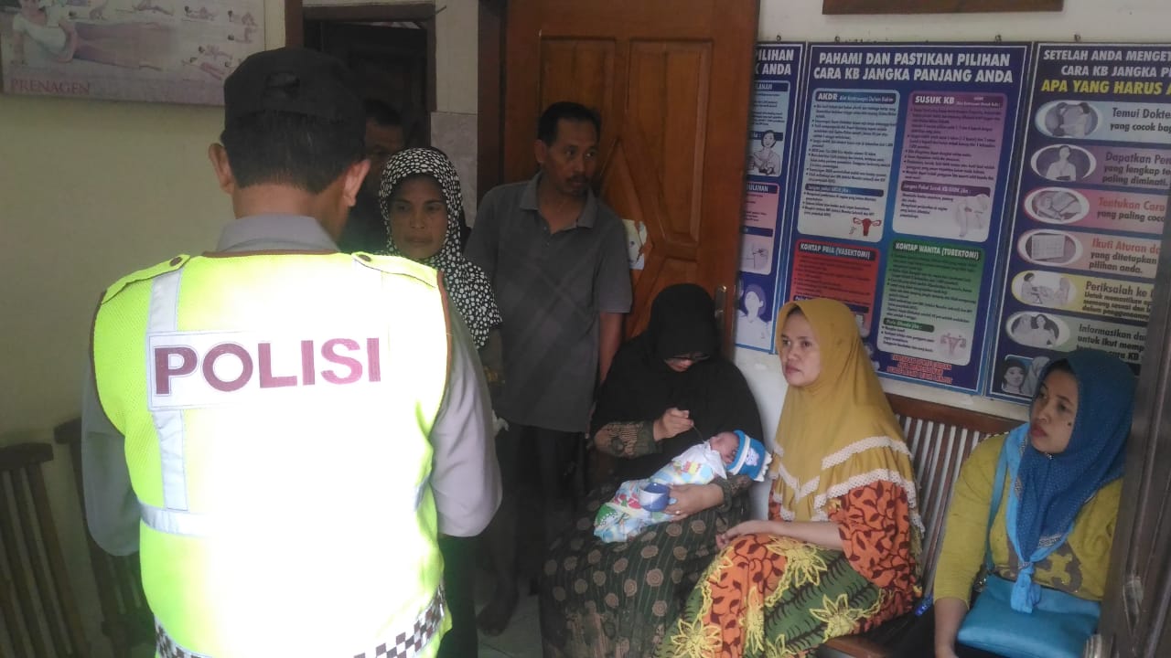 Petugas mengidentifikasi bayi yang ditemukan warga