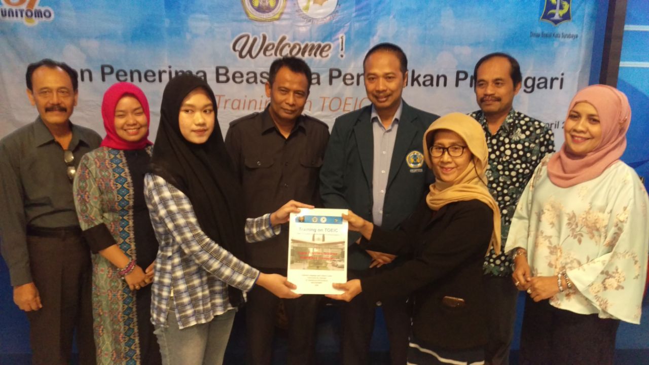 Salah satu calon penerima beasiswa Pramugari saat diterima di Unitomo.