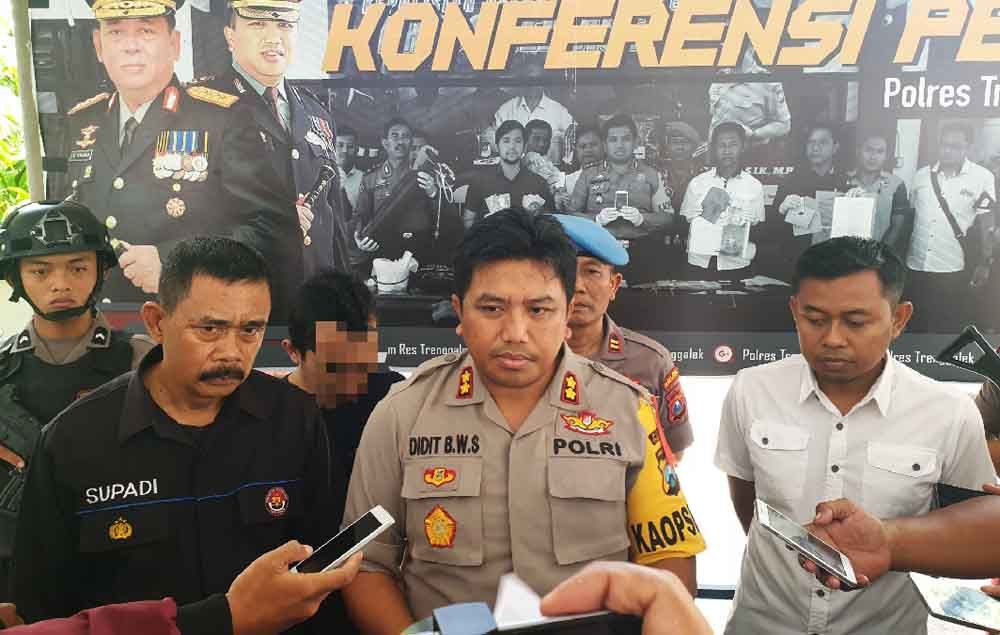 Tersangka (belakang) saat di Mapolres Trenggalek