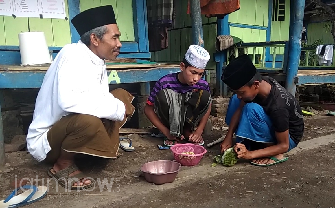 Ustadz Musta'in saat mengajari santrinya (Mardiono (14) dan Asnai (15)) memotong nangka muda untuk dimasak.


