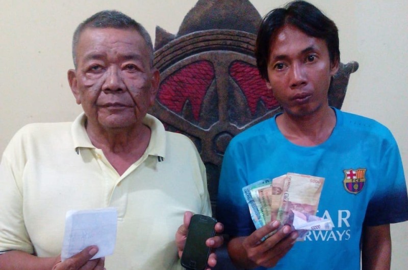 Sugiono (kiri) dan Sutoyo saat diamankan di Mapolsek Lakarsantri/Foto: Narendra Bakrie