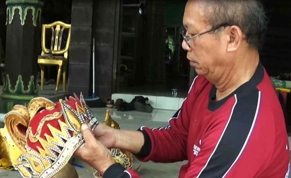 Suhari saat membuat kostum wayang orang berbahan kertas semen