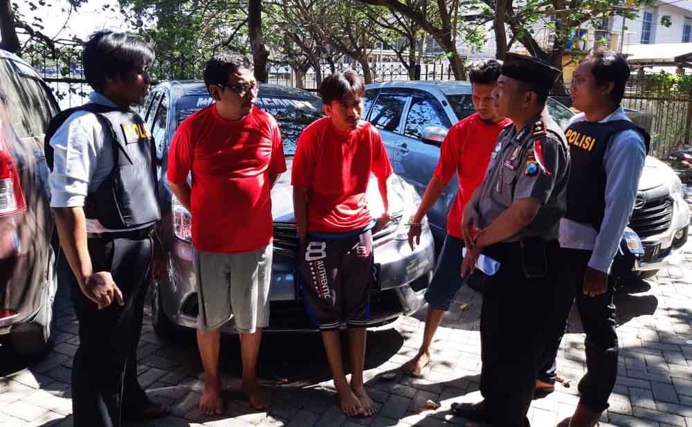 Tiga tersangka bersama barang bukti mobil rental saat berada di Mapolsek Tenggilis Surabaya
