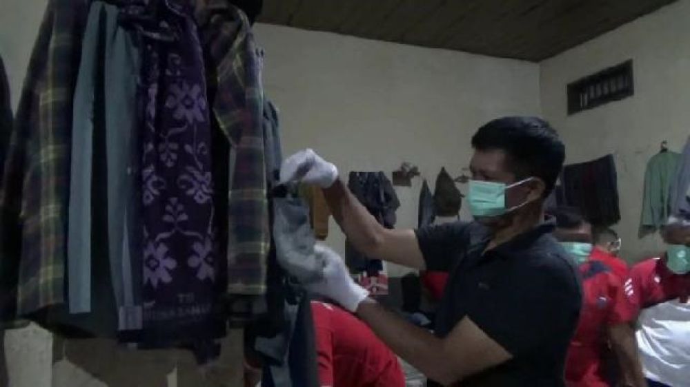 Petugas menggeledah barang napi di Lapas Klas II B Tulungagung