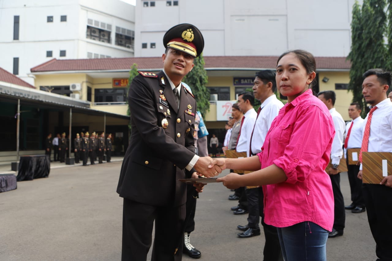 Kapolres Pelabuhan Tanjung Perak menyerahkan penghargaan kepada Ibu Ernik/Bakrie