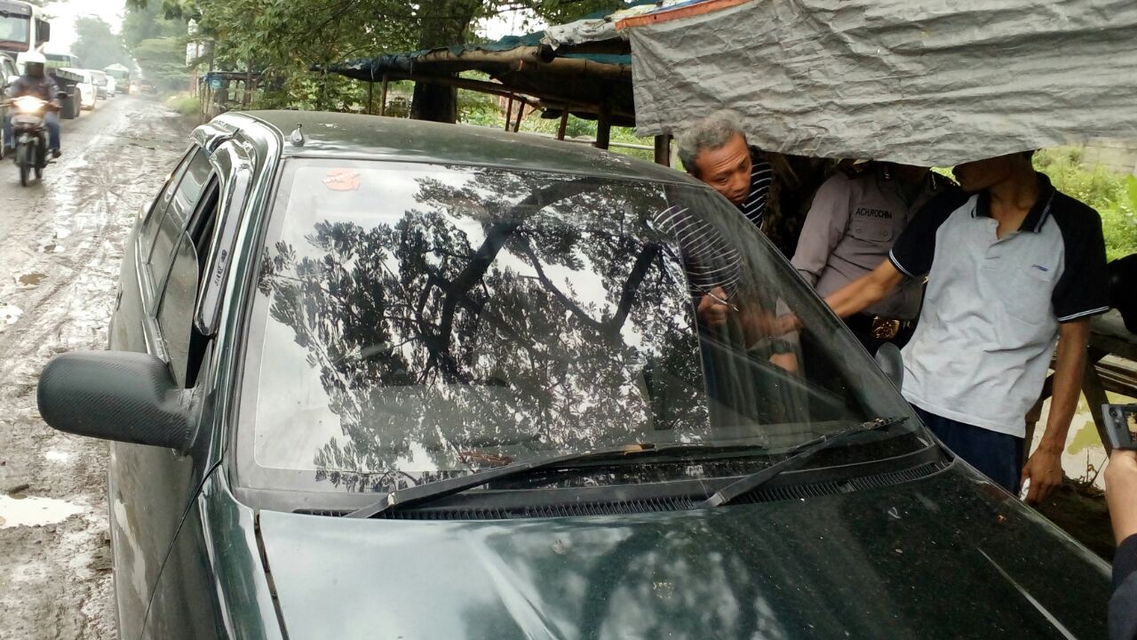 Korban pakai kaos abu-abu menjelaskan kepada polisi tentang perampokannya