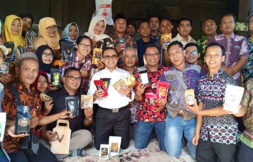 Bupati Abdullah Azwar Anas bersama pelaku usaha kopi di Banyuwangi