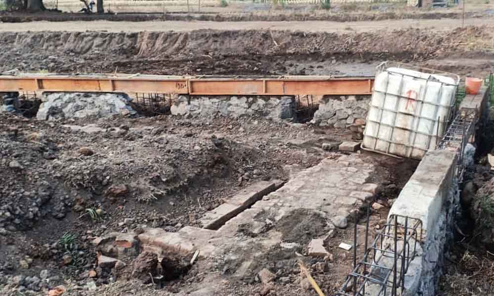 Struktur batu bata kuno di proyek TPA Desa Belahantengah, Mojokerto