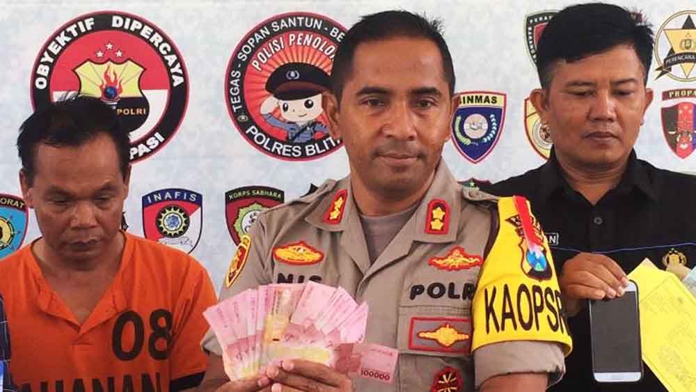 Tersangka penipuan ASN saat di Mapolres Blitar