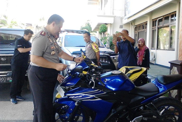 Kapolres Banyuwangi AKBP Donny Adityawarman kala melihat barang bukti.