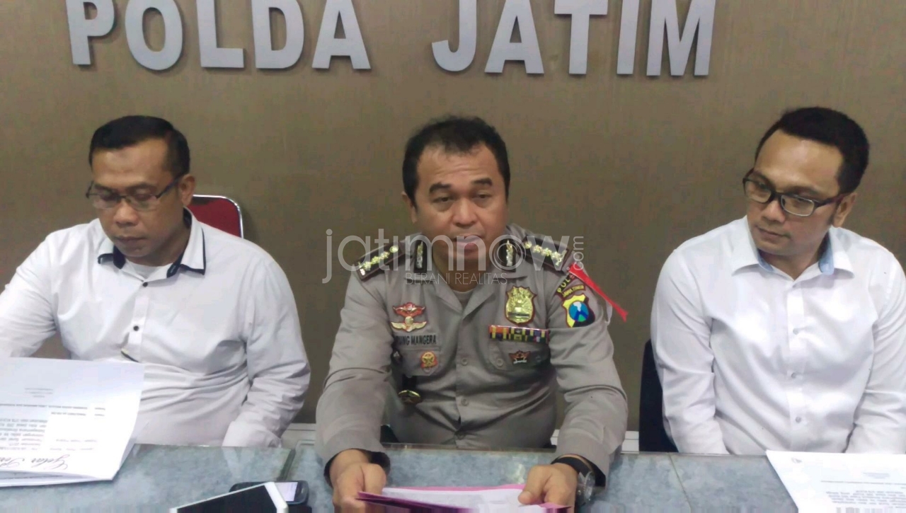 Kabid Humas Polda Jatim Kombes Pol Frans Barung Mangera saat jumpa pers di Mapolda Jatim/Foto: Arry Saputra