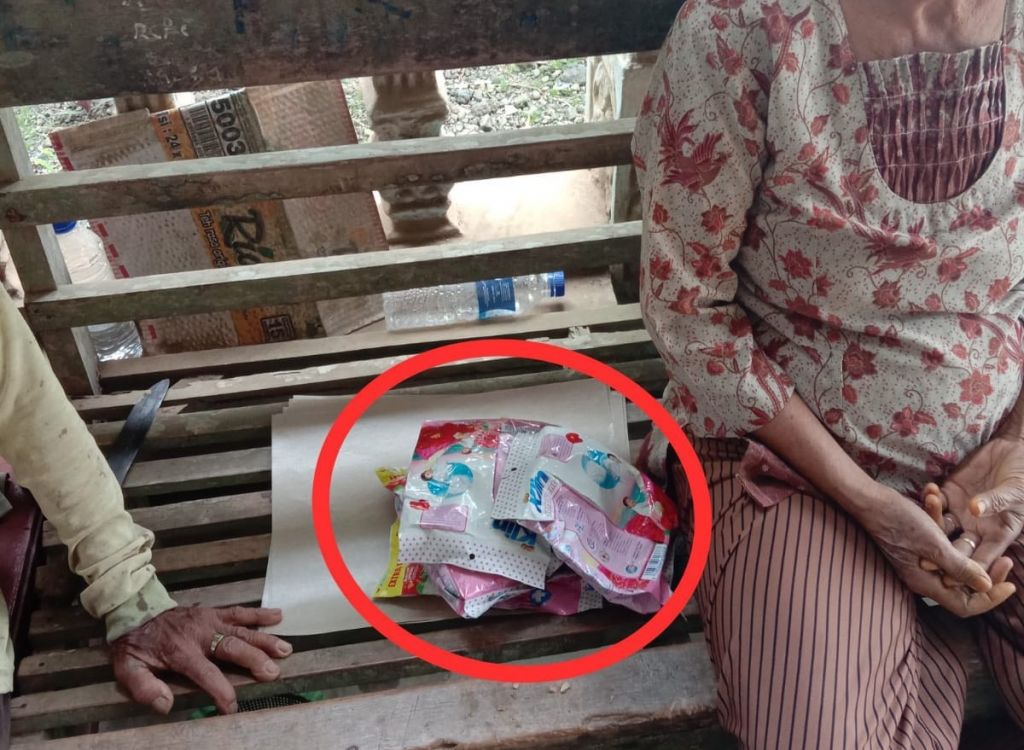 Nenek Supini saat bersama pria yang mengaku petugas desa memberikan sembako berisi detergen.