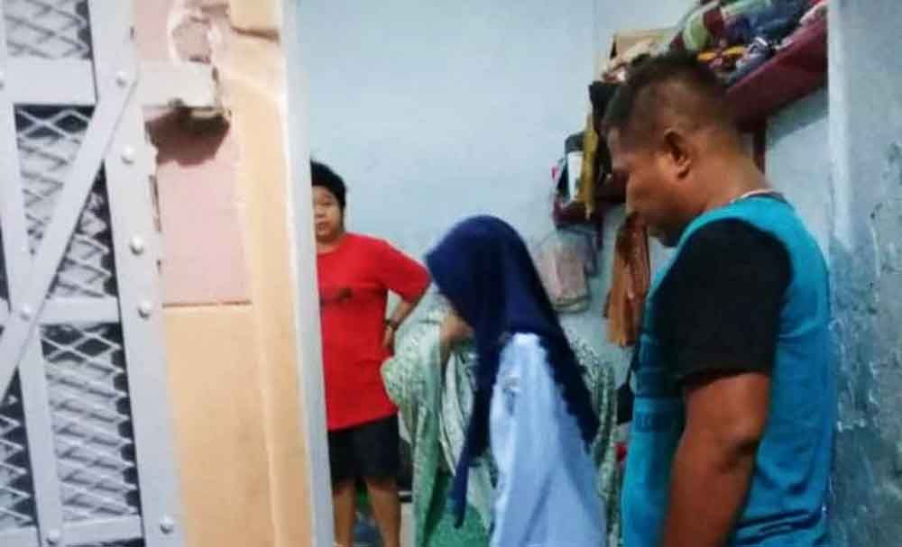 Napi berupaya menyelamatkan barang-barangnya