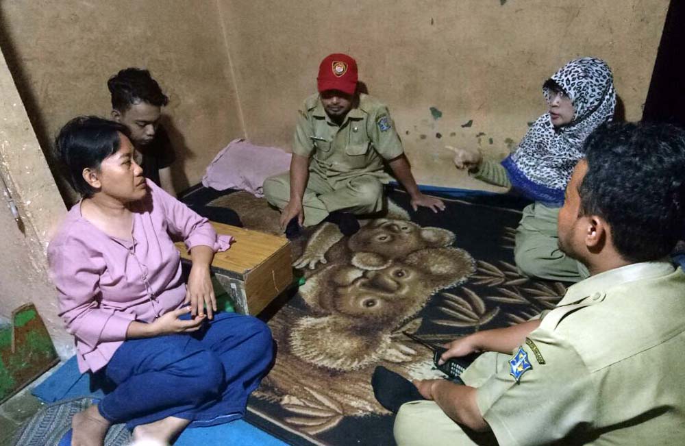 Petugas Pemkot Surabaya saat mengunjungi rumah ibu penjual ginjal