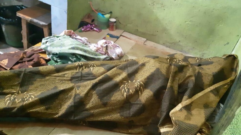 Jenazah Khoirul Rojikin ditutupi kain/Foto: Narendra Bakrie