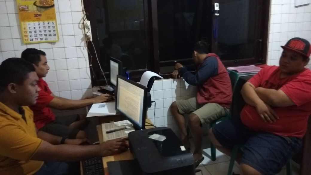 Polisi saat memerika pelaku perjudian.